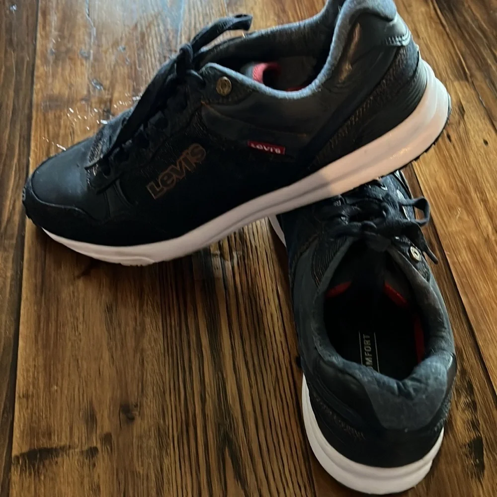Men’s Levi’s denim dark blue tennis size 10. Like new
